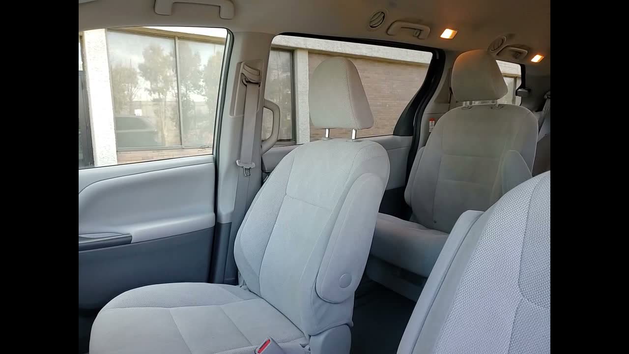 Used 2020 Toyota Sienna L image 28