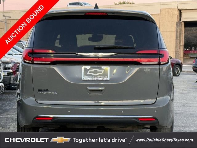 Used 2025 Chrysler Pacifica Select FWD image 6