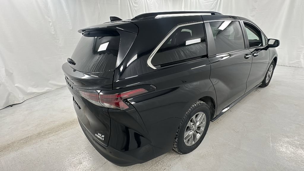 Used 2024 Toyota Sienna XLE image 3