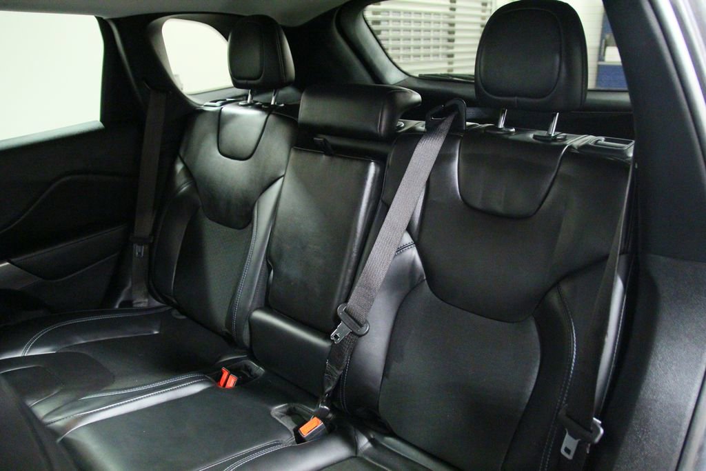 Used 2019 Jeep Cherokee Latitude Plus w/ Cold Weather Group AWD/4WD image 29