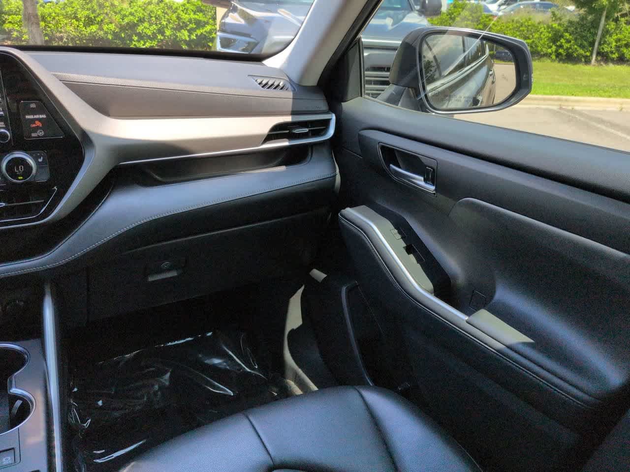 Certified 2021 Toyota Highlander XLE FWD image 17