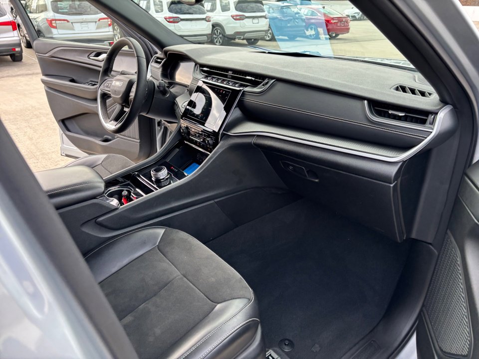 Used 2023 Jeep Grand Cherokee L Laredo image 32