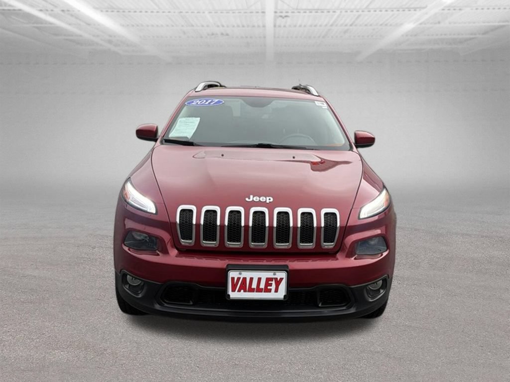 Used 2017 Jeep Cherokee Latitude w/ Cold Weather Group AWD/4WD image 3