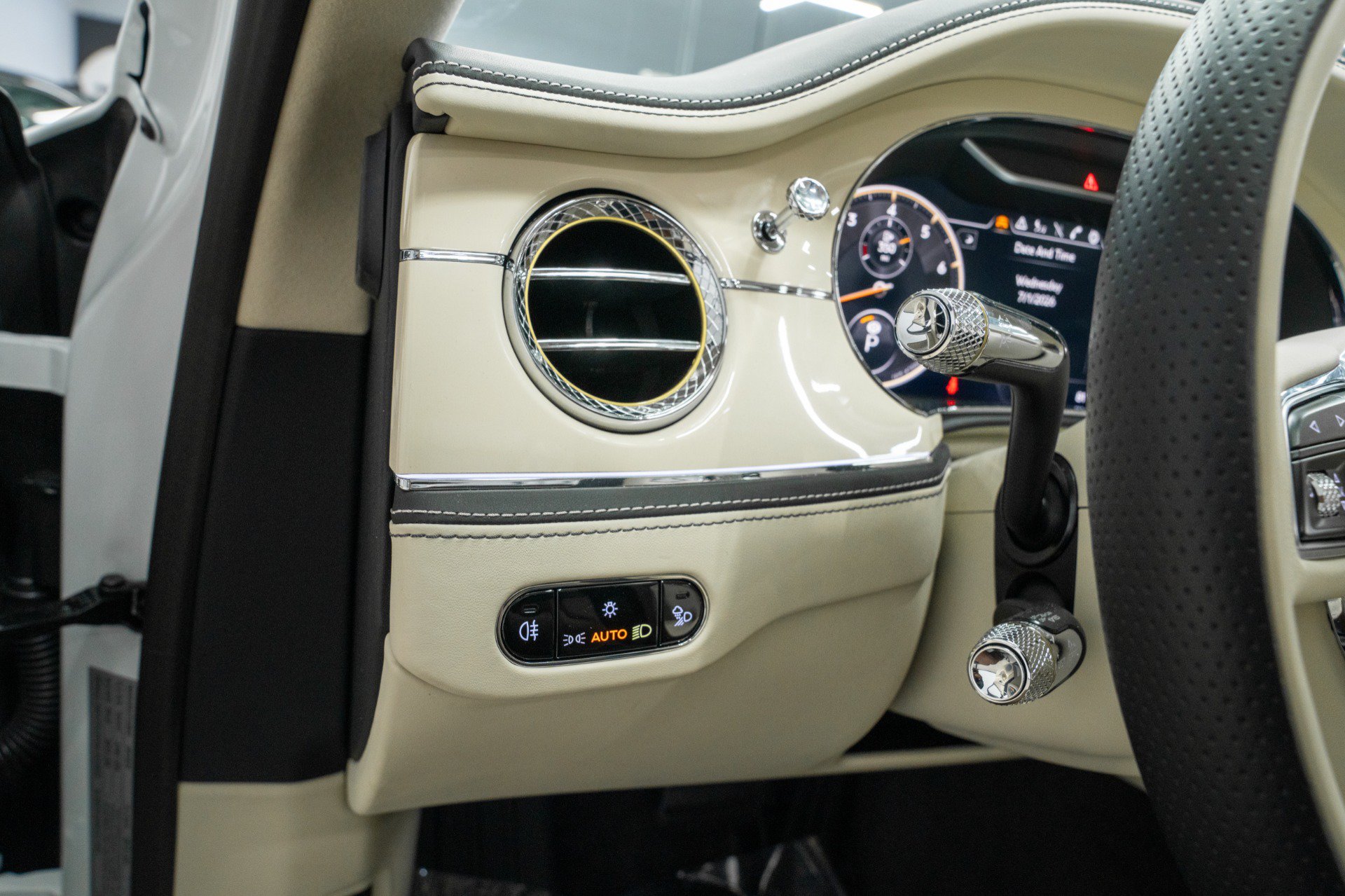 Used 2024 Bentley Flying Spur V8 AWD/4WD image 34