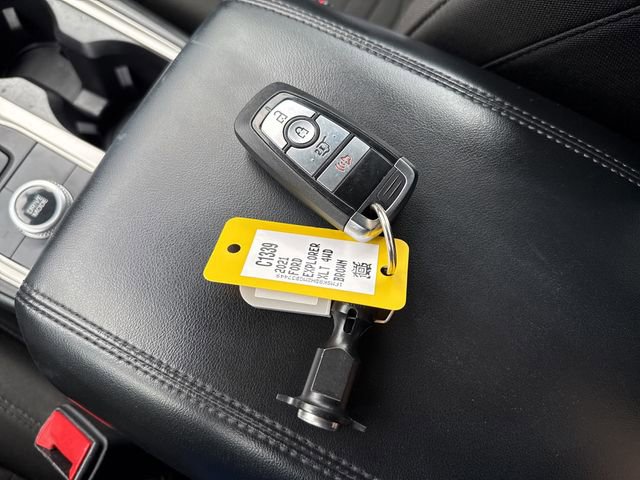 Used 2021 Ford Explorer XLT image 28