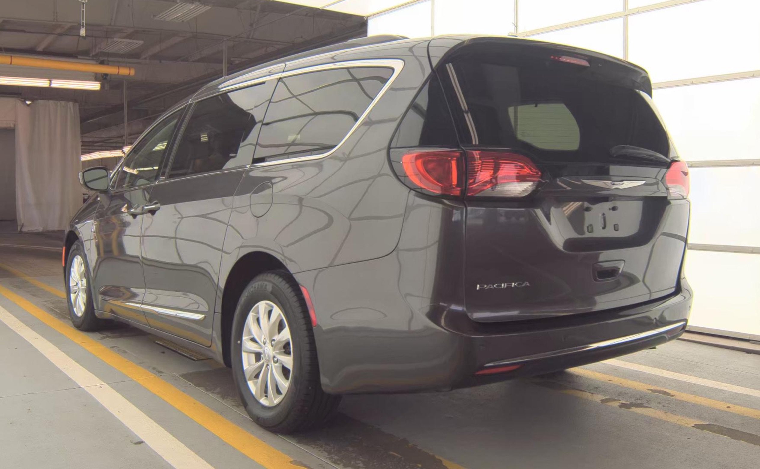 Used 2017 Chrysler Pacifica Touring-L FWD image 5