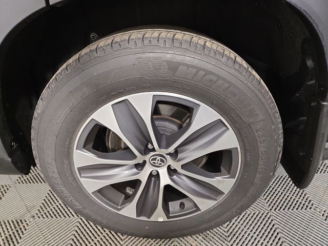 Used 2025 Toyota Highlander XLE image 11