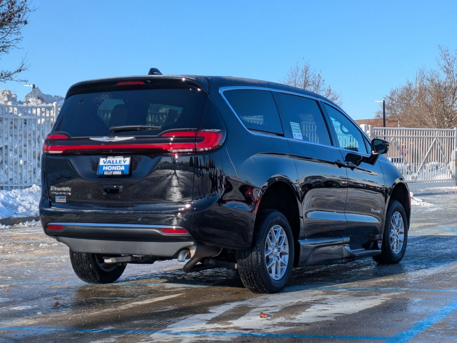 Used 2025 Chrysler Pacifica Select image 6