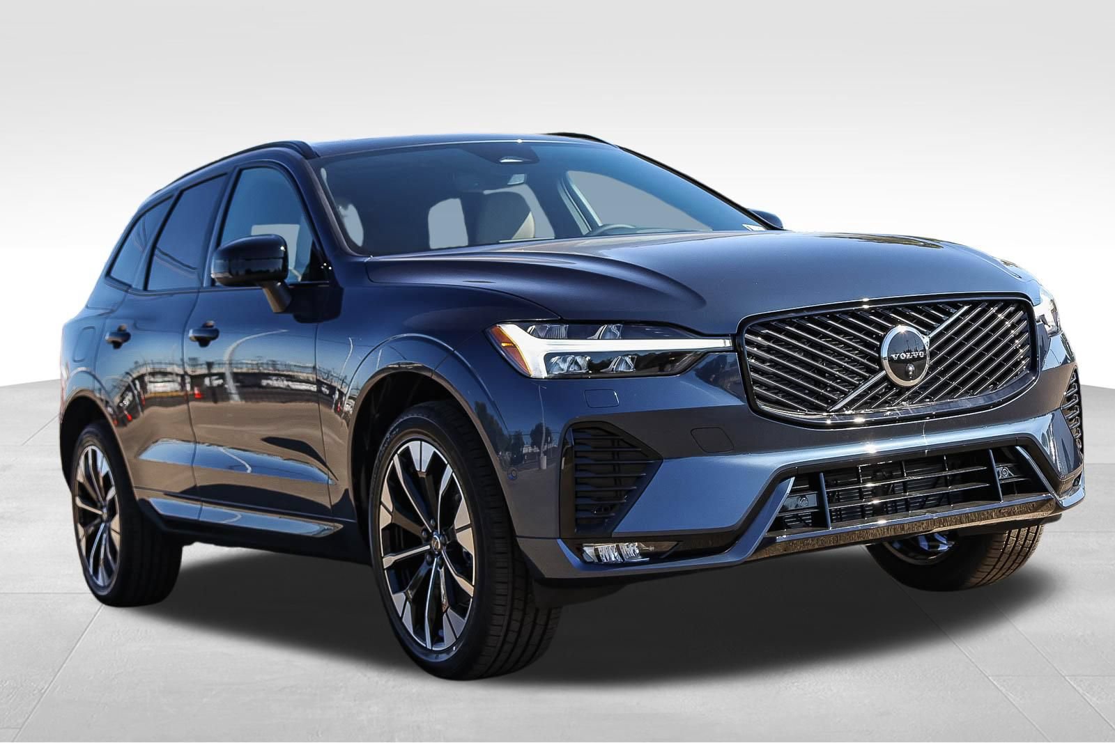 New 2026 Volvo XC60 B5 Plus w/ Climate Package AWD/4WD image 3