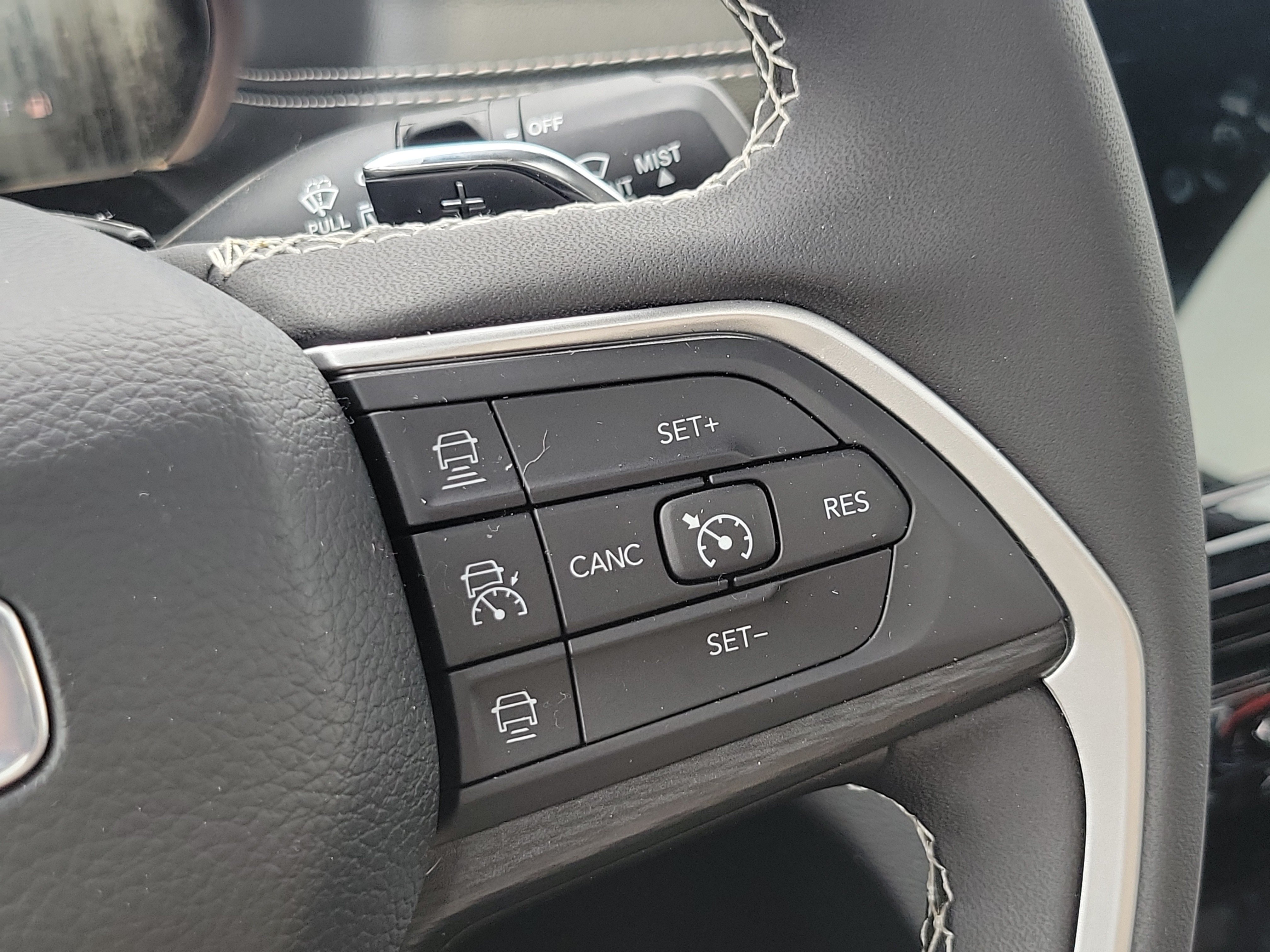 Used 2025 Jeep Grand Cherokee Laredo X image 13
