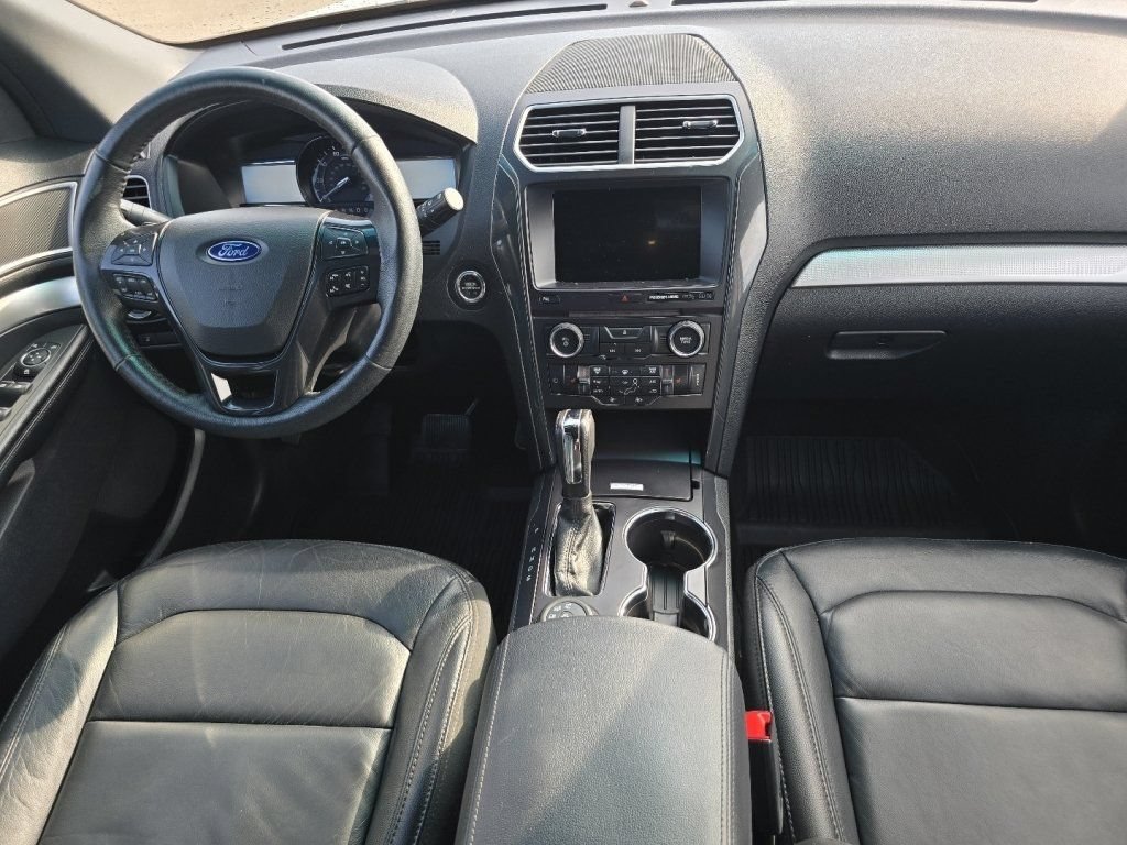 Used 2017 Ford Explorer XLT w/ Equipment Group 202A AWD/4WD image 21