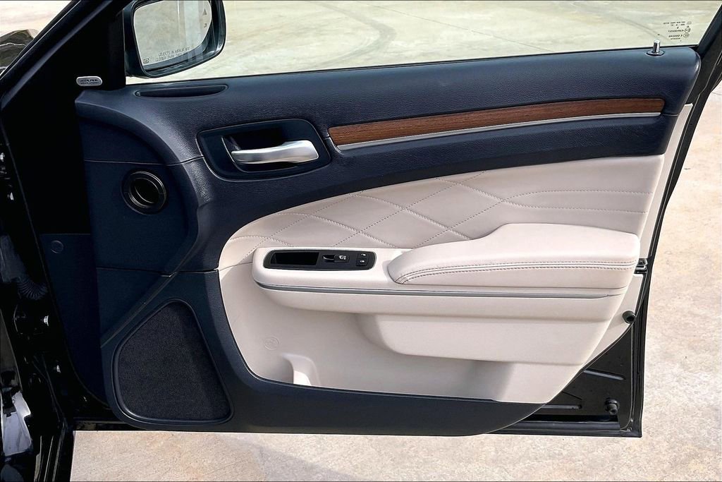 Used 2019 Chrysler 300 C w/ Safetytec Plus Group image 24