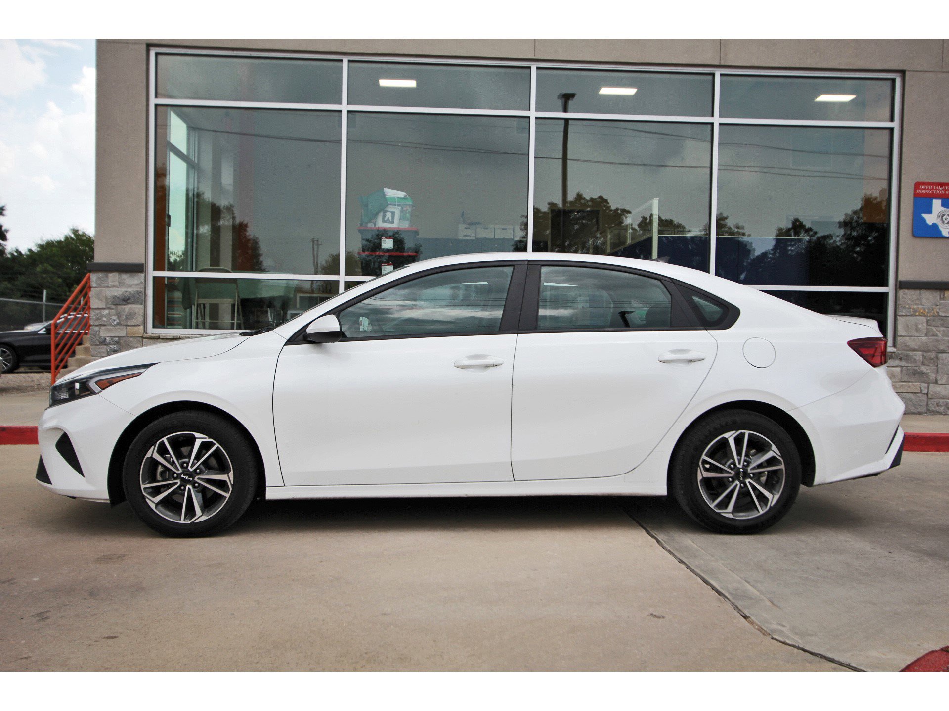 Used 2023 Kia Forte LXS image 3