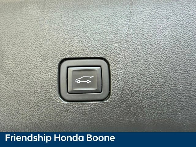 Used 2023 Chevrolet Traverse Premier FWD image 40