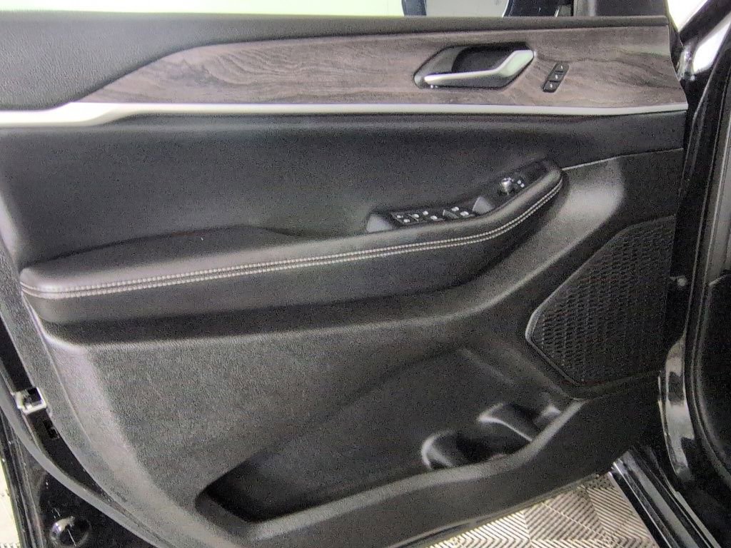 Certified 2023 Jeep Grand Cherokee L Limited w/ Luxury Tech Group II AWD/4WD image 30