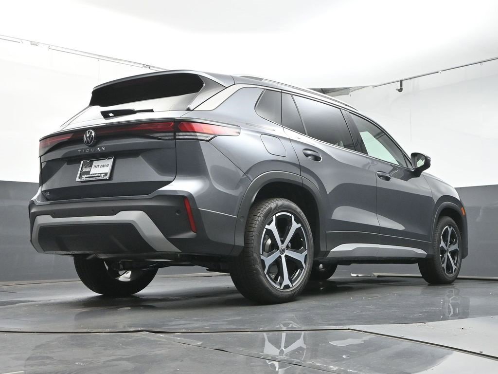 New 2025 Volkswagen Tiguan SE image 42