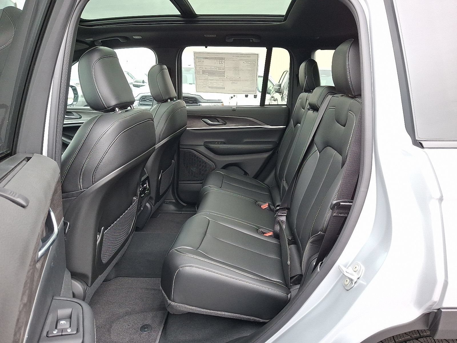 New 2025 Jeep Grand Cherokee Limited w/ Luxury Tech Group II AWD/4WD image 6
