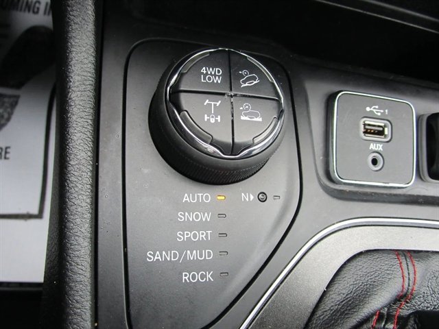 Used 2020 Jeep Cherokee Trailhawk w/ Cold Weather Group image 18