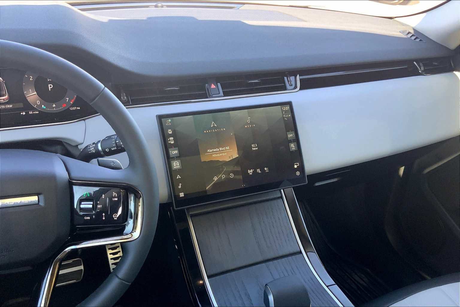 Used 2025 Land Rover Range Rover Evoque Dynamic SE image 6