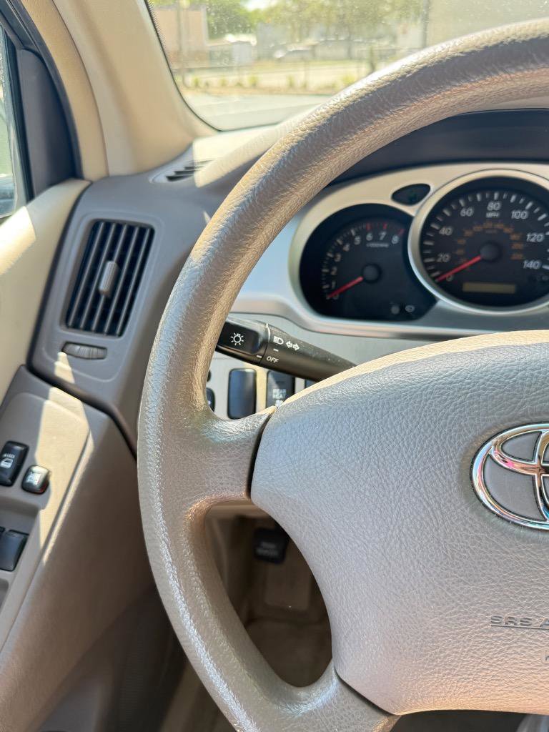 Used 2006 Toyota Highlander 4WD V6 w/ 3rd Row image 17