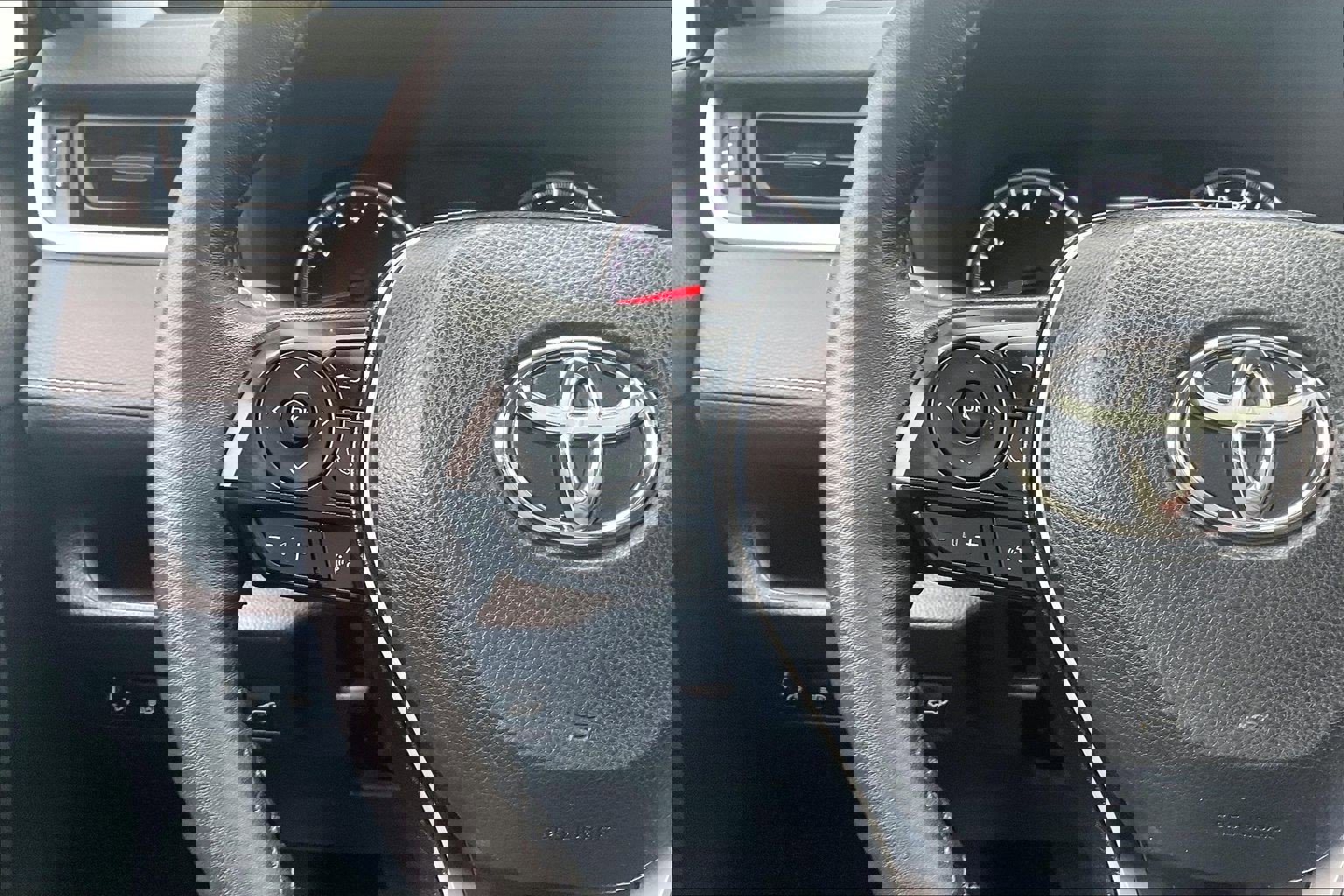 Used 2022 Toyota RAV4 XLE w/ Convenience Package image 23