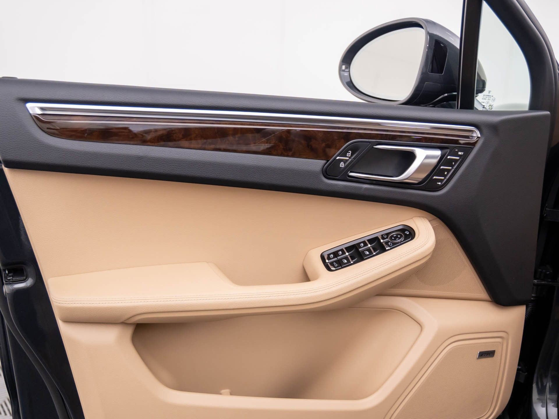 Certified 2025 Porsche Macan image 14