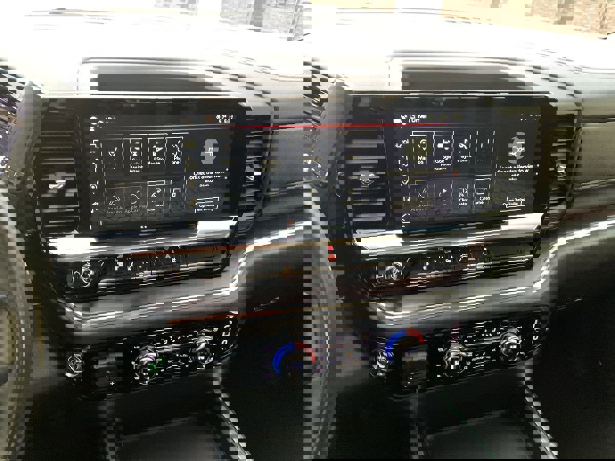 Used 2024 GMC Sierra 3500 SLT w/ SLT Premium Package image 24