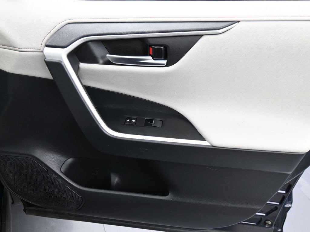 Used 2021 Toyota RAV4 Limited image 16