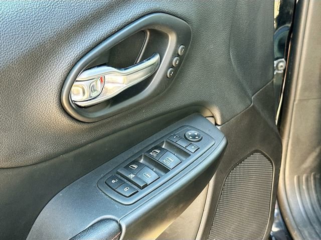 Used 2019 Jeep Cherokee Trailhawk image 18