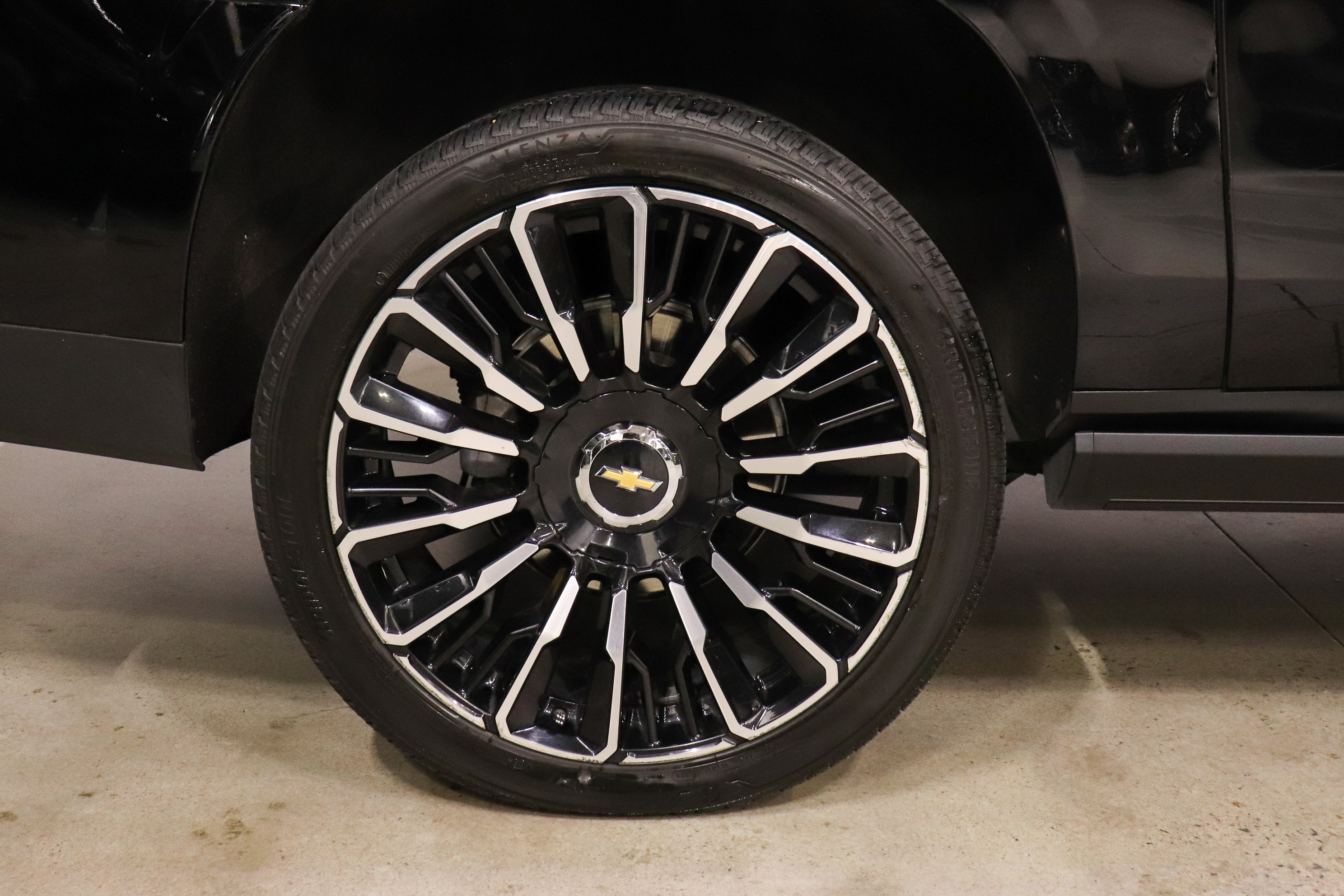 Used 2025 Chevrolet Suburban High Country AWD/4WD image 9