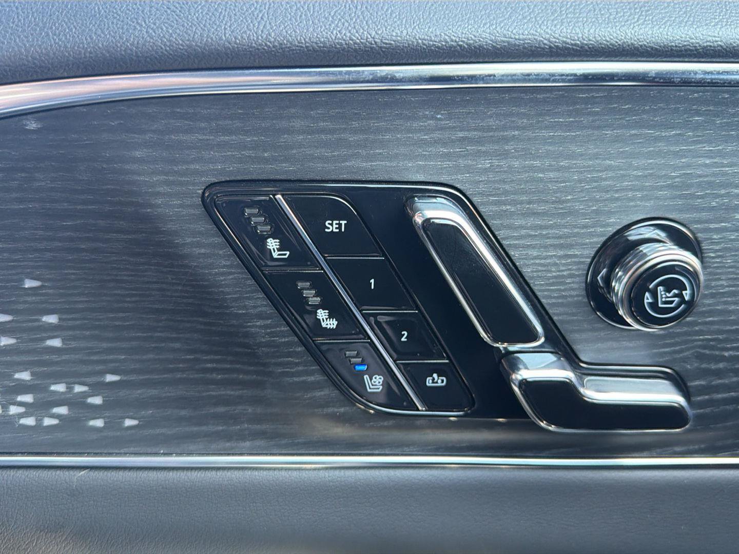 Used 2023 Cadillac Lyriq AWD image 13