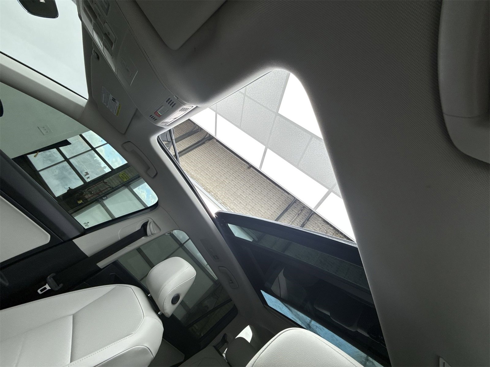 Used 2021 Volkswagen Tiguan SE w/ Panoramic Sunroof Package image 29