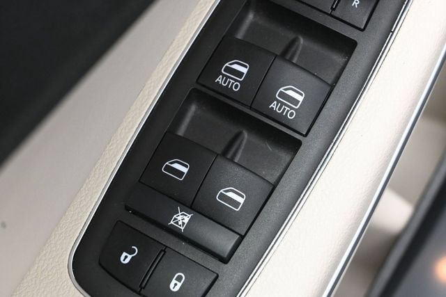 Used 2023 Chrysler 300 Touring L w/ Popular Equipment Group RWD image 13