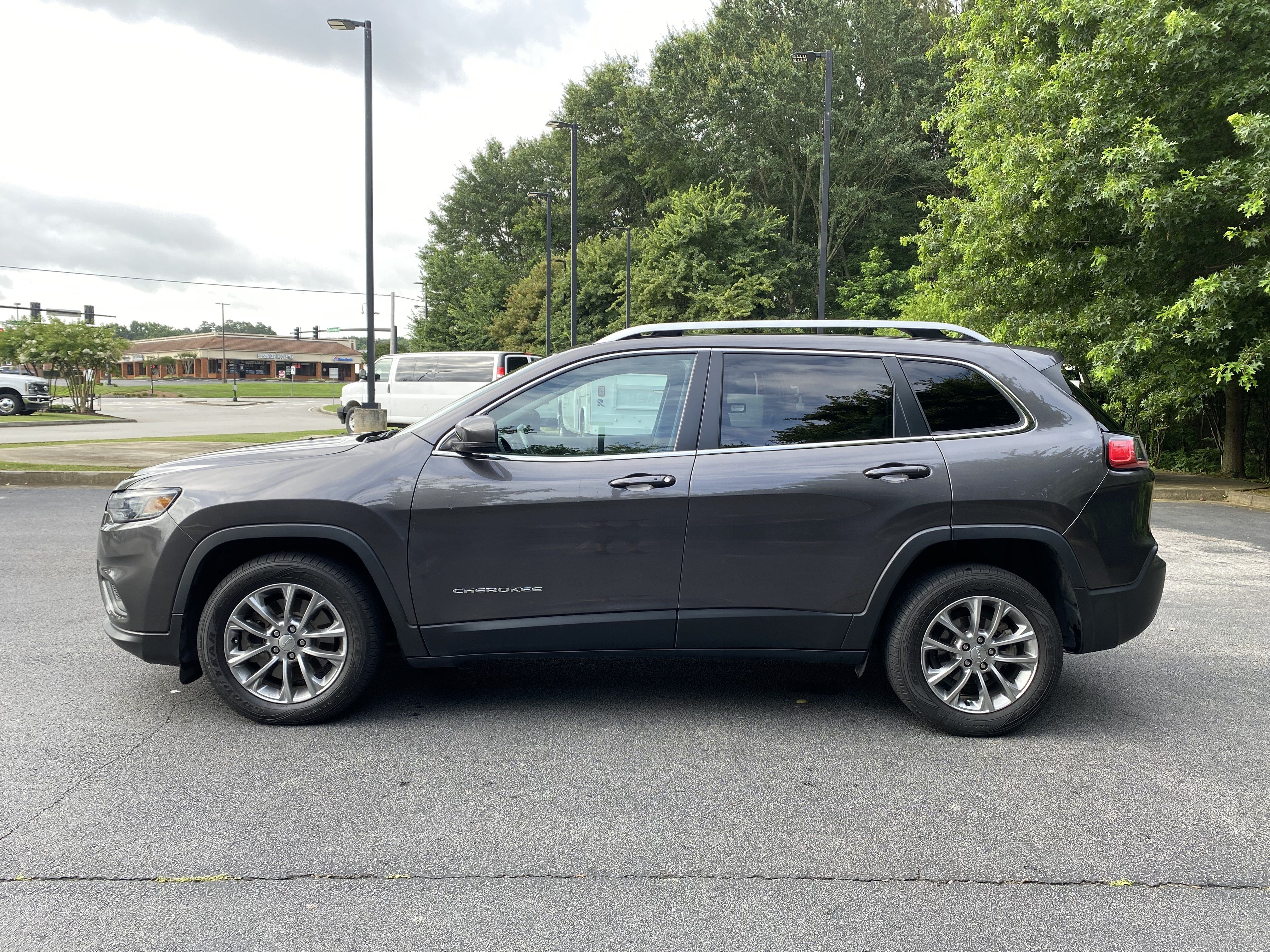 Used 2021 Jeep Cherokee Latitude Plus w/ Sun & Sound Group FWD image 6