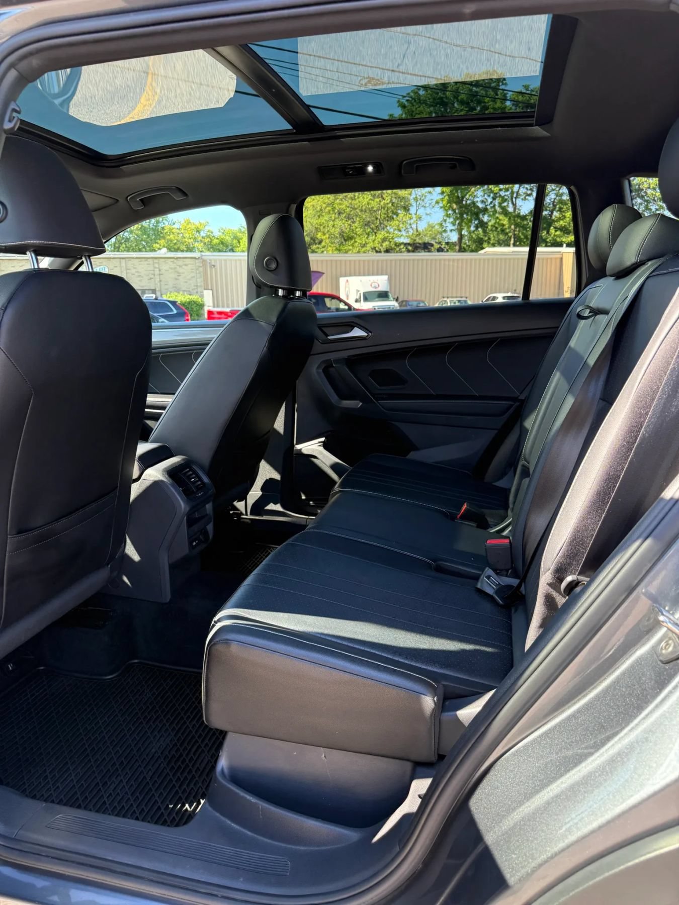 Used 2022 Volkswagen Tiguan SE R-Line AWD/4WD image 19