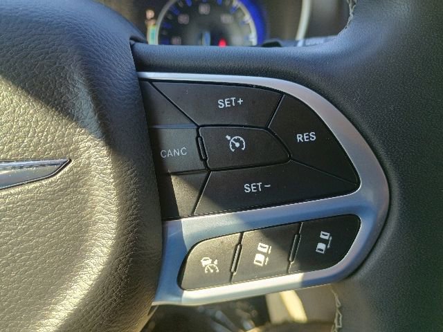 Used 2023 Chrysler Pacifica Touring-L FWD image 27