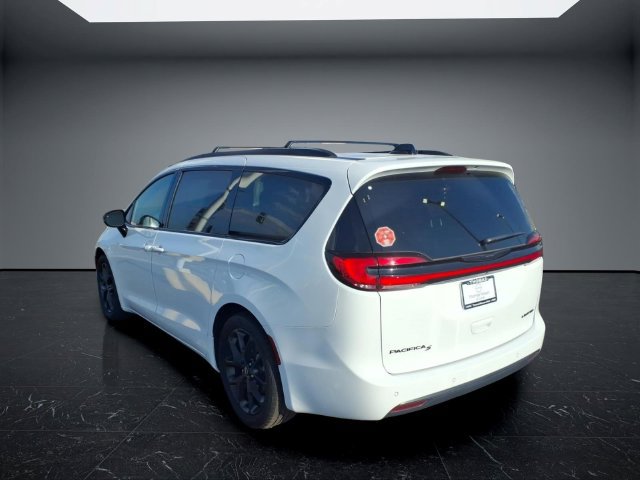 Used 2025 Chrysler Pacifica Limited FWD image 4