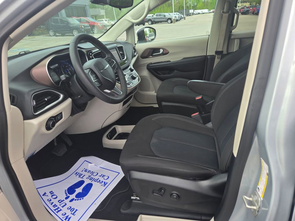 Used 2023 Chrysler Voyager LX FWD image 7