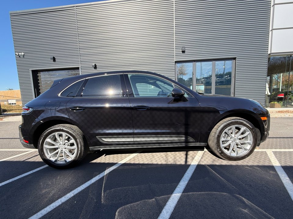 Certified 2025 Porsche Macan image 10