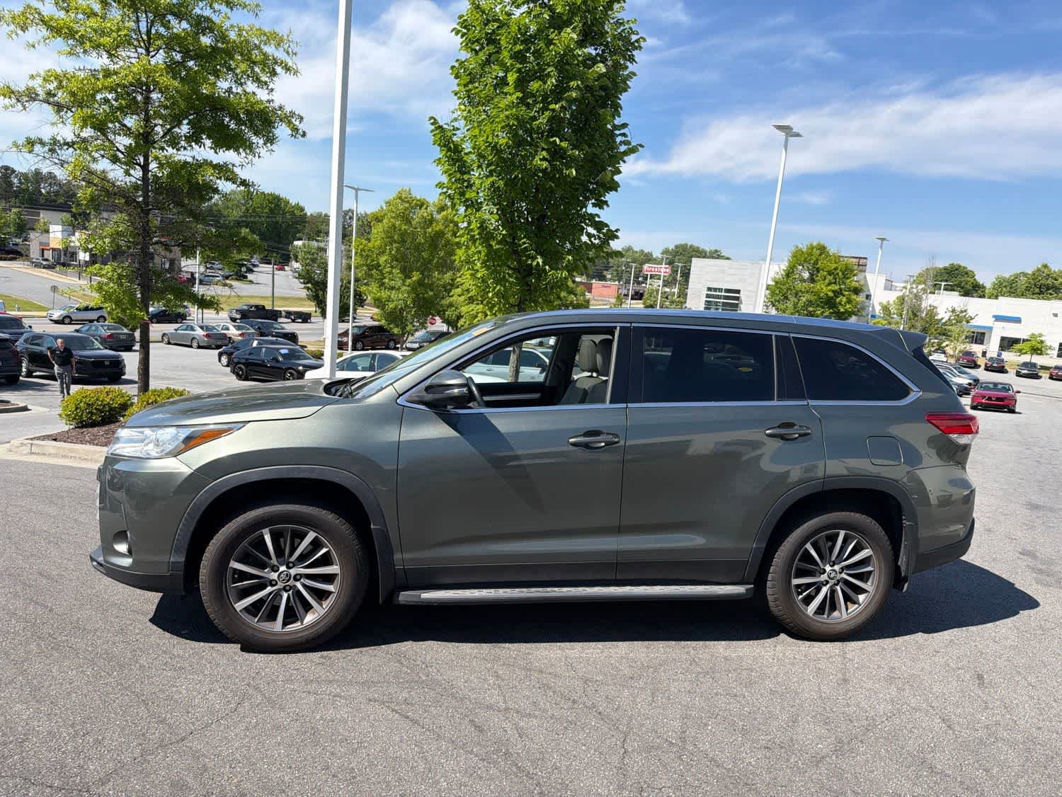 Used 2019 Toyota Highlander XLE FWD image 5