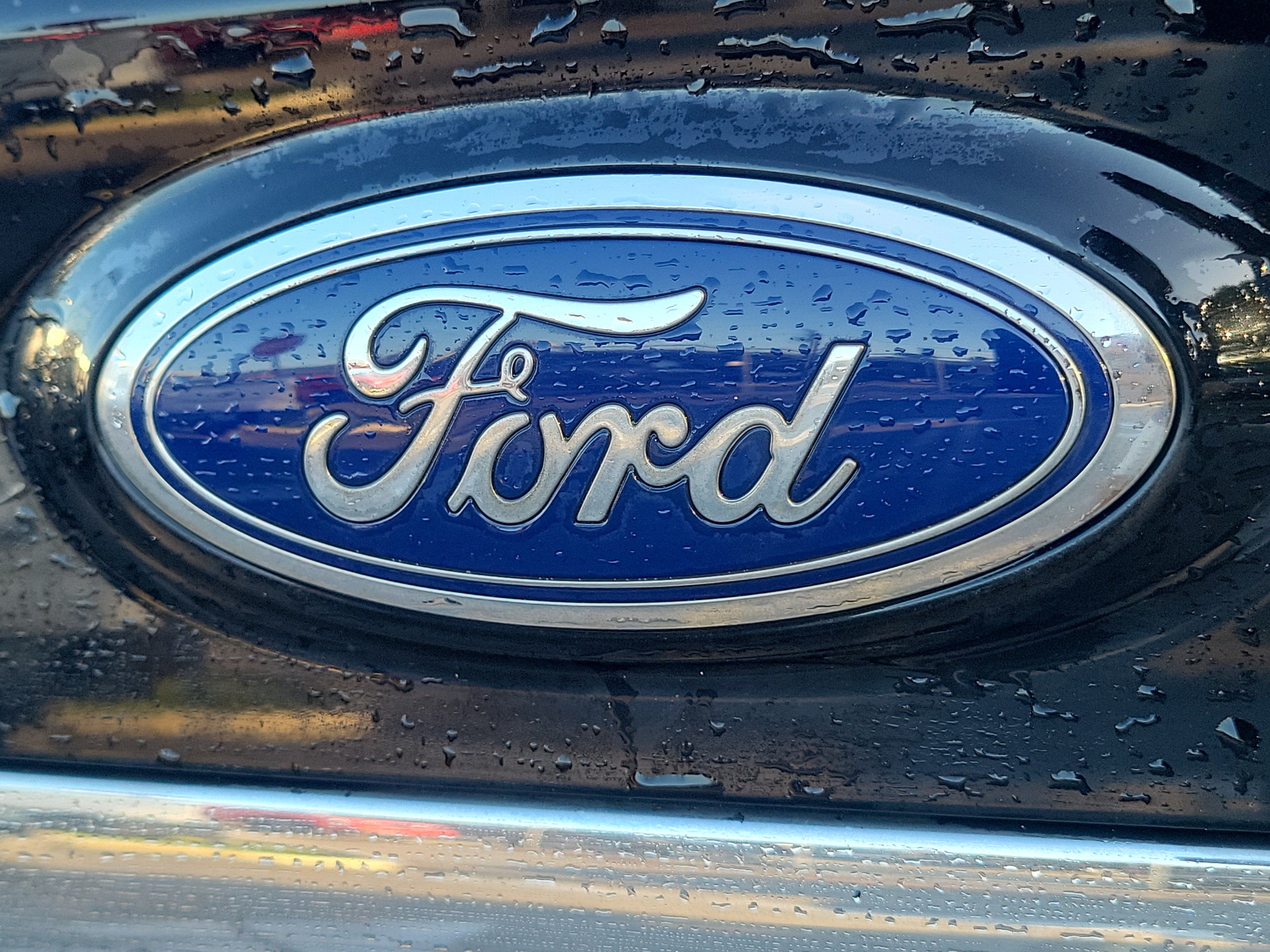 Used 2019 Ford Edge Titanium w/ Equipment Group 301A FWD image 10