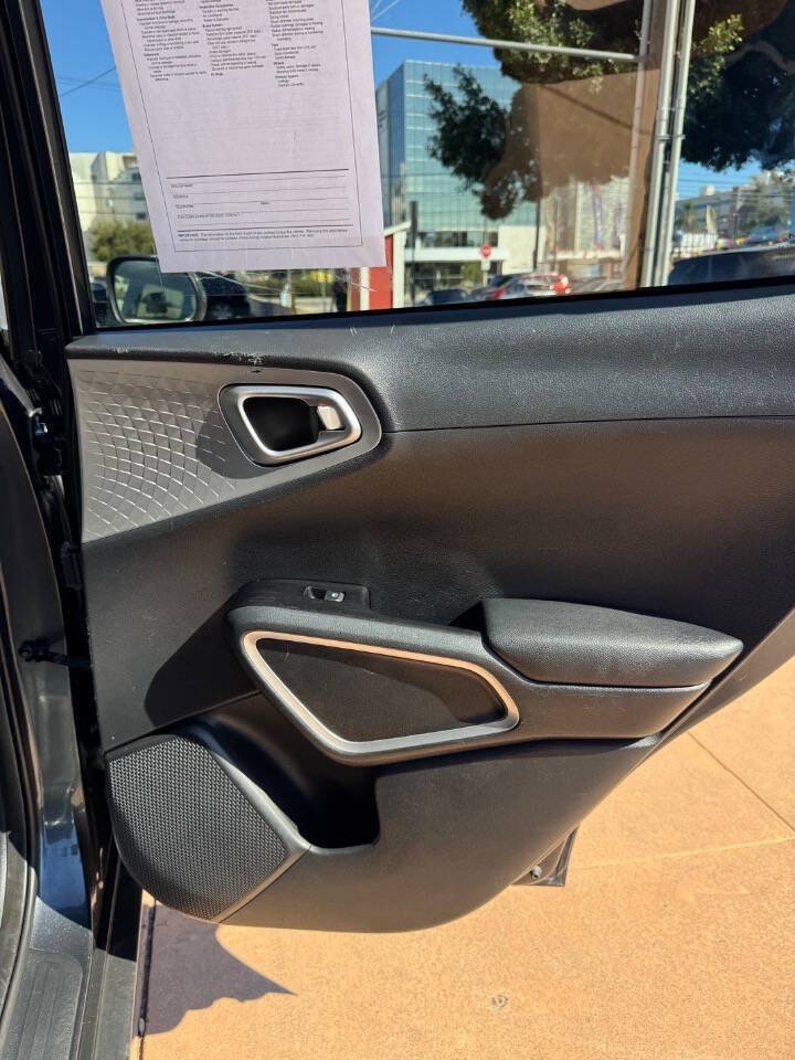 Used 2023 Kia Soul LX FWD image 11