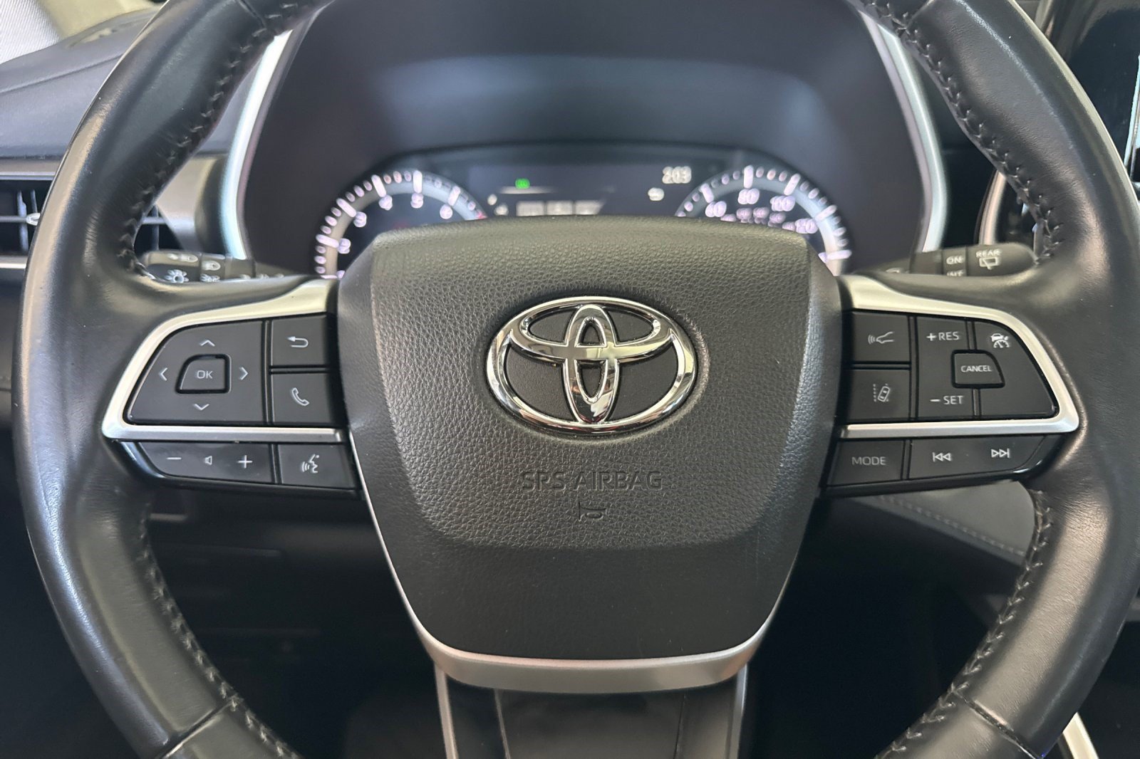 Used 2022 Toyota Highlander XLE AWD/4WD image 11