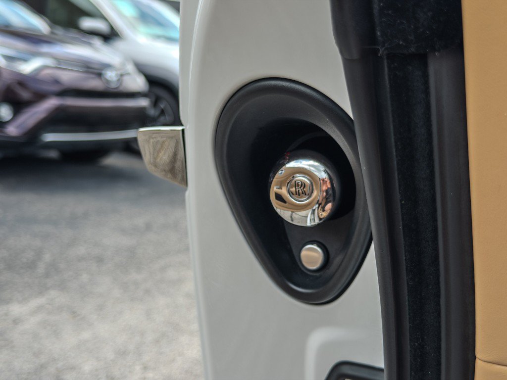 Used 2018 Rolls-Royce Dawn RWD image 60