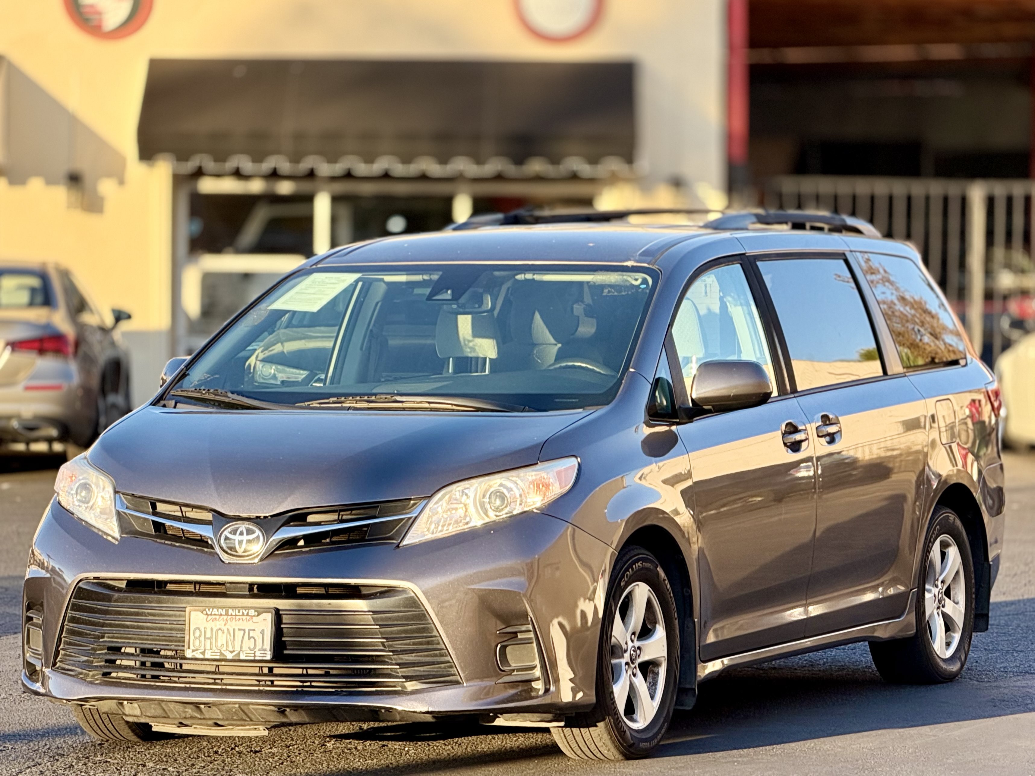 Used 2019 Toyota Sienna LE w/ Carpet Mat Package FWD image 3