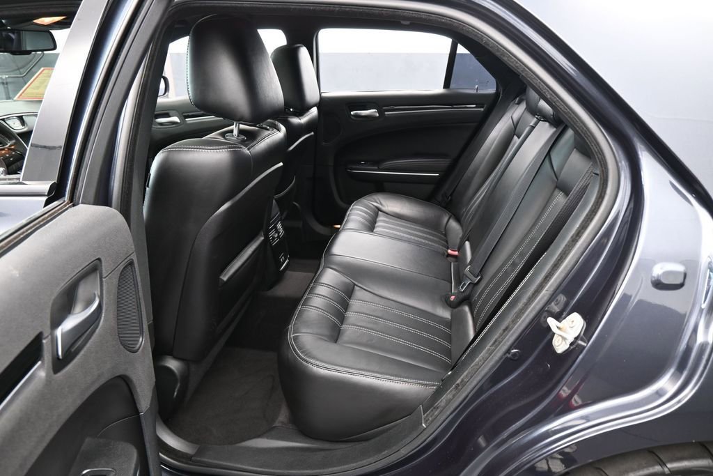 Used 2018 Chrysler 300 S w/ 300S Premium Group RWD image 32