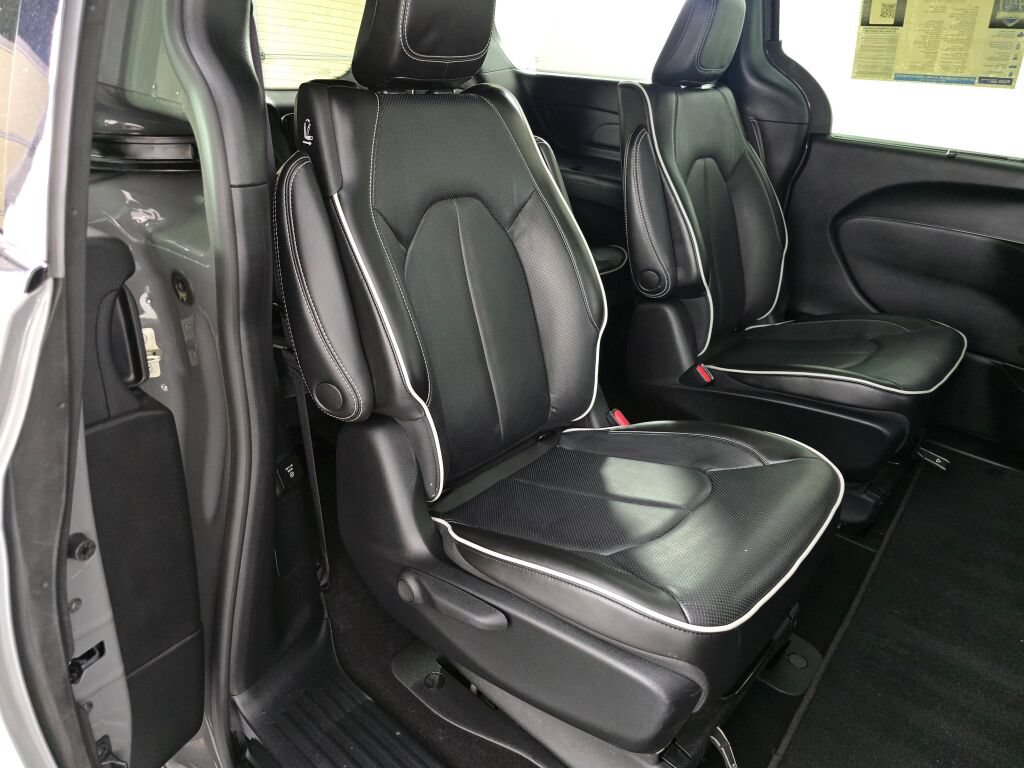Used 2023 Chrysler Pacifica Limited w/ Uconnect Theater Family Group FWD image 42