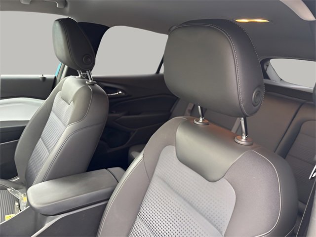 Used 2025 Chevrolet Trax LT w/ LT Convenience Package image 8