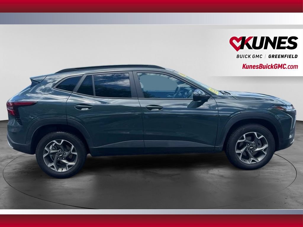 Used 2025 Chevrolet Trax LT FWD image 4