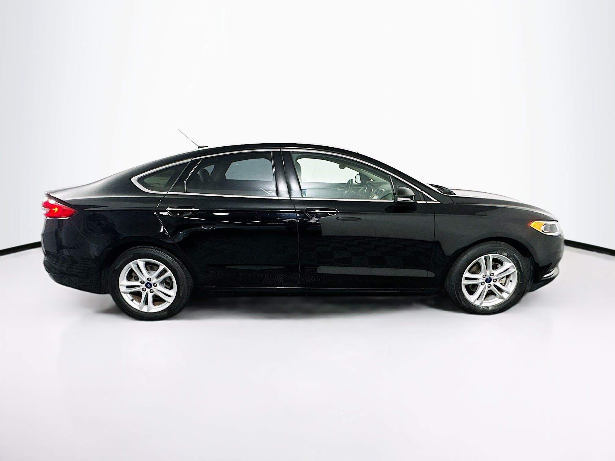 Used 2018 Ford Fusion SE w/ Fusion SE Technology Package FWD image 10
